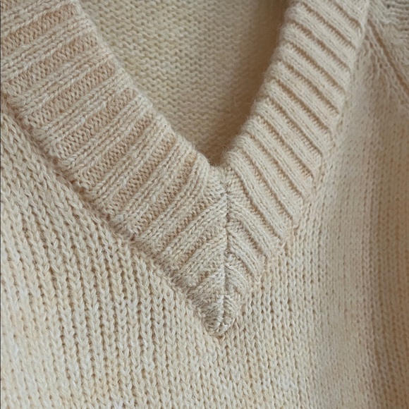 XLP | GAP Women's V-Neck Sweater in light yellow - Picture 4 of 7